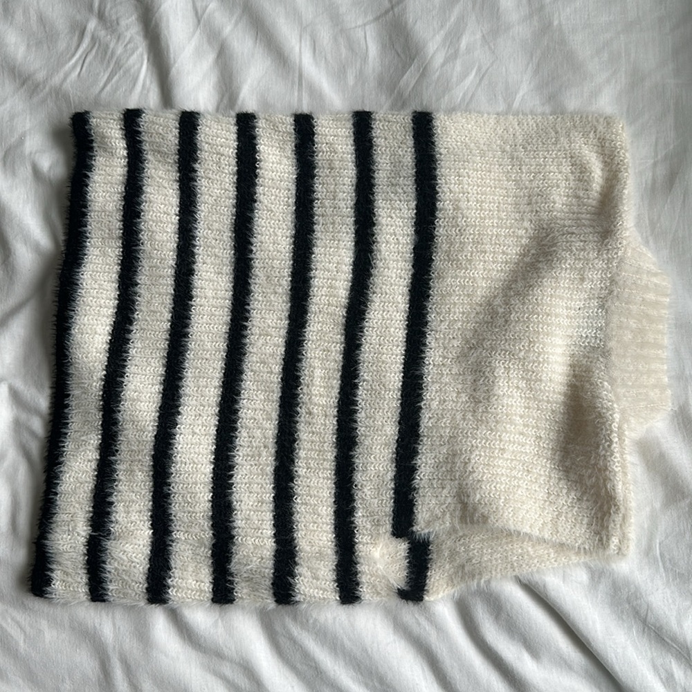 Old Navy sleeveless furry sweater. Small. White with black stripes - Picture 4 of 4